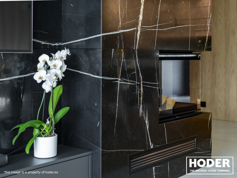 Kominek z kamienia naturalnego to połączenie luksusu, trwałości i niepowtarzalnej estetyki. Sprawdź, jaki kamień wybrać na obudowę kominka: granit, marmur czy trawertyn.