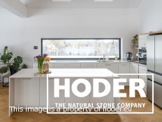 Poznaj różnice między konglomeratem a kamieniem naturalnym. Dowiedz się, który materiał wybrać do wnętrz, by połączyć estetykę z funkcjonalnością.