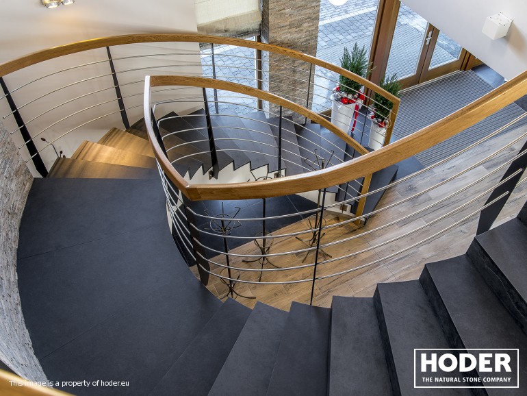 Schody z kamienia naturalnego to połączenie estetyki i wyzwań technicznych. Sprawdź, co musi wiedzieć architekt, zanim zaprojektuje je bezbłędnie – od wyboru materiału po montaż i obróbkę.