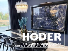 Odkryj z firmą Hoder kamień naturalny jako dzieło sztuki – obrazy z sodalitu, trawertynu i agatu, które nadają wnętrzom wyjątkowy charakter.