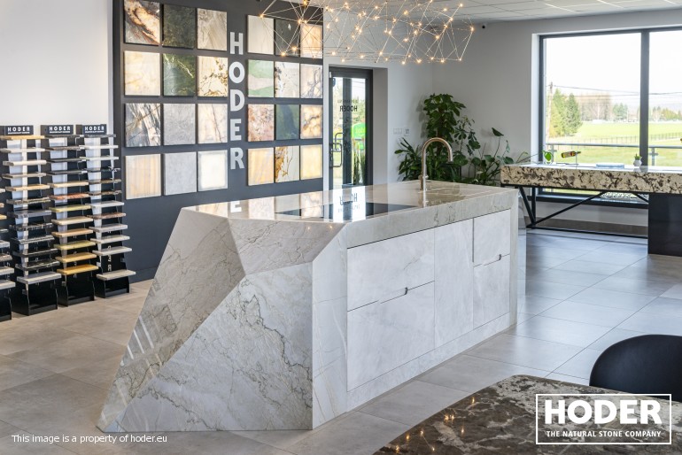 HODER od 40 lat tworzy funkcjonalne i estetyczne wnętrza z kamienia. Innowacje, precyzja i pełna kontrola – sprawdź, co wyróżnia ich na rynku.