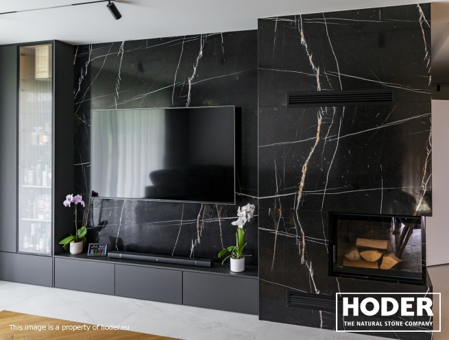 Salon z kominkiem z marmuru 177, kuchnia z kwarcytu naturalnego 448 i dolomitu 455 oraz łazienka z kwarcytu naturalnego 470