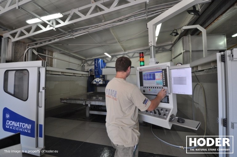 Dowiedz się, jak krok po kroku złożyć zamówienie w Firmie Hoder  – od wyceny po montaż. Sprawdź, jak powstają blaty, schody,  kominki  i inne elementy z kamienia naturalnego.