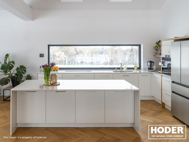 Poznaj różnice między konglomeratem a kamieniem naturalnym. Dowiedz się, który materiał wybrać do wnętrz, by połączyć estetykę z funkcjonalnością.