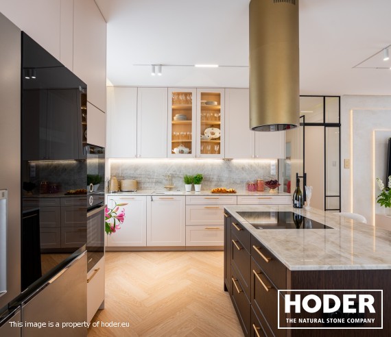 Odkryj trendy na 2026 rok w aranżacji wnętrz. Sprawdź, jakie kamienie naturalne, od jasnych kwarcytów po kontrastowe granity, poleca Hoder architektom i inwestorom.