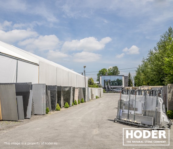Jak wygląda selekcja kamienia naturalnego w HODER? Poznaj proces wyboru materiału, który spełnia najwyższe wymagania estetyczne i jakościowe.