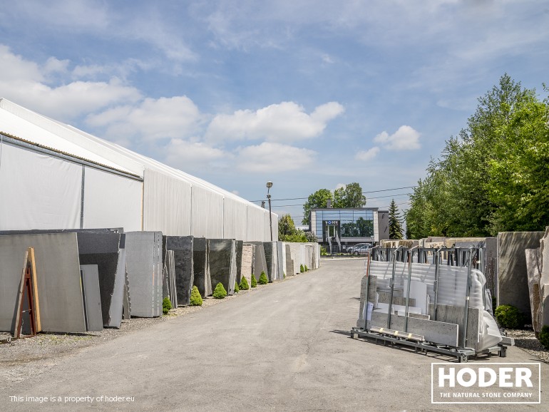 Jak wygląda selekcja kamienia naturalnego w HODER? Poznaj proces wyboru materiału, który spełnia najwyższe wymagania estetyczne i jakościowe.