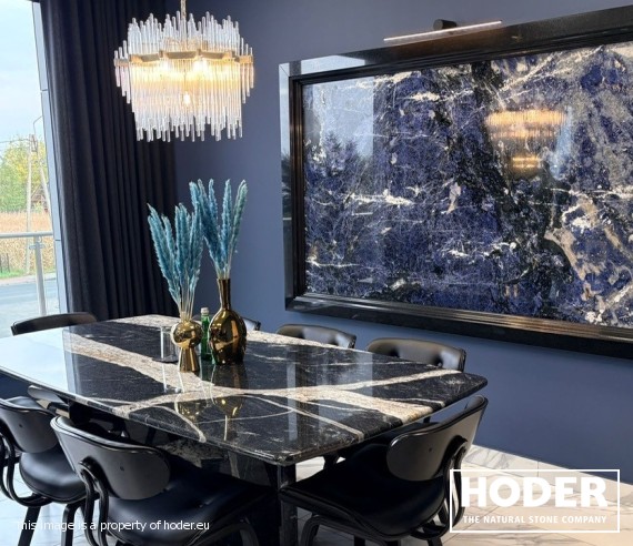 Odkryj z firmą Hoder kamień naturalny jako dzieło sztuki – obrazy z sodalitu, trawertynu i agatu, które nadają wnętrzom wyjątkowy charakter.