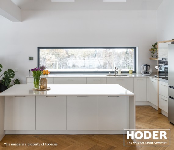 Poznaj różnice między konglomeratem a kamieniem naturalnym. Dowiedz się, który materiał wybrać do wnętrz, by połączyć estetykę z funkcjonalnością.