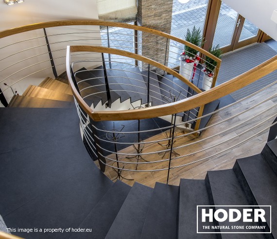 Schody z kamienia naturalnego to połączenie estetyki i wyzwań technicznych. Sprawdź, co musi wiedzieć architekt, zanim zaprojektuje je bezbłędnie – od wyboru materiału po montaż i obróbkę.