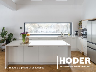 Poznaj różnice między konglomeratem a kamieniem naturalnym. Dowiedz się, który materiał wybrać do wnętrz, by połączyć estetykę z funkcjonalnością.